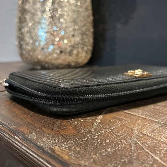 Chanel Auth. Caviar zippy wallet. - Picture 5 of 11